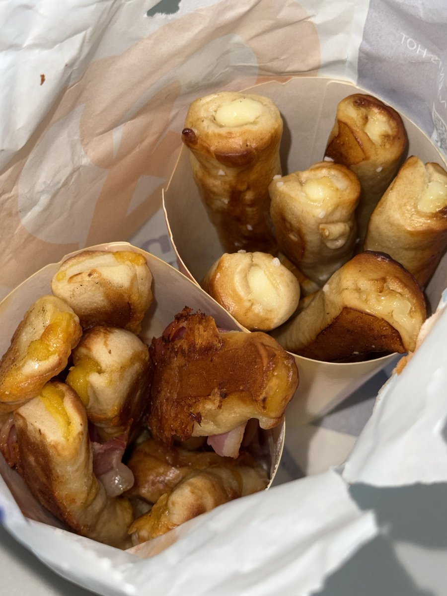 muk_elephant's tweet image. 앤티앤스는 아몬드 크림치즈 스틱이 제일인 줄 알았는데
베이컨 치즈 고구마 치즈 스틱&amp;lt;이거 미쳤네요