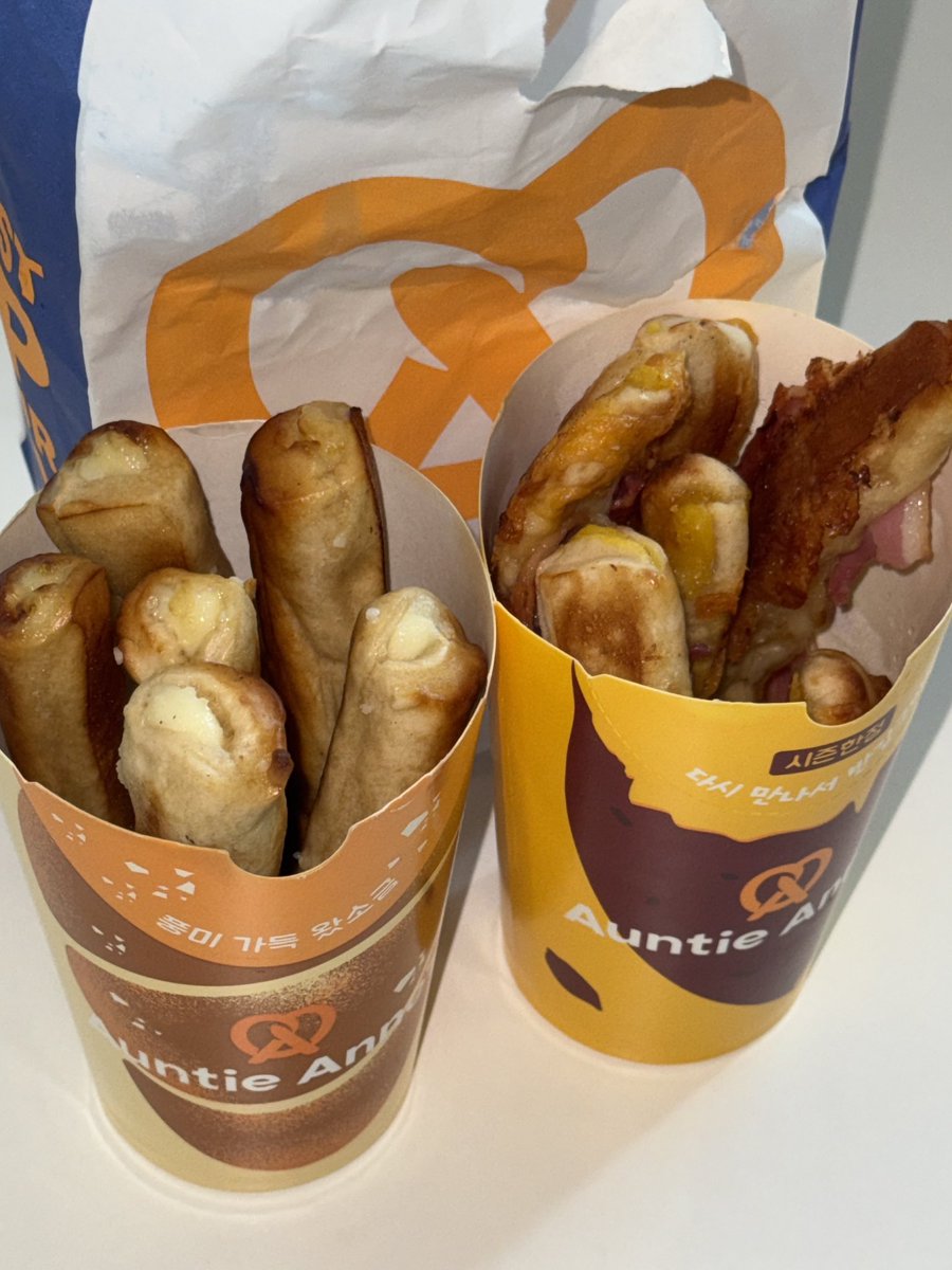 muk_elephant's tweet image. 앤티앤스는 아몬드 크림치즈 스틱이 제일인 줄 알았는데
베이컨 치즈 고구마 치즈 스틱&amp;lt;이거 미쳤네요