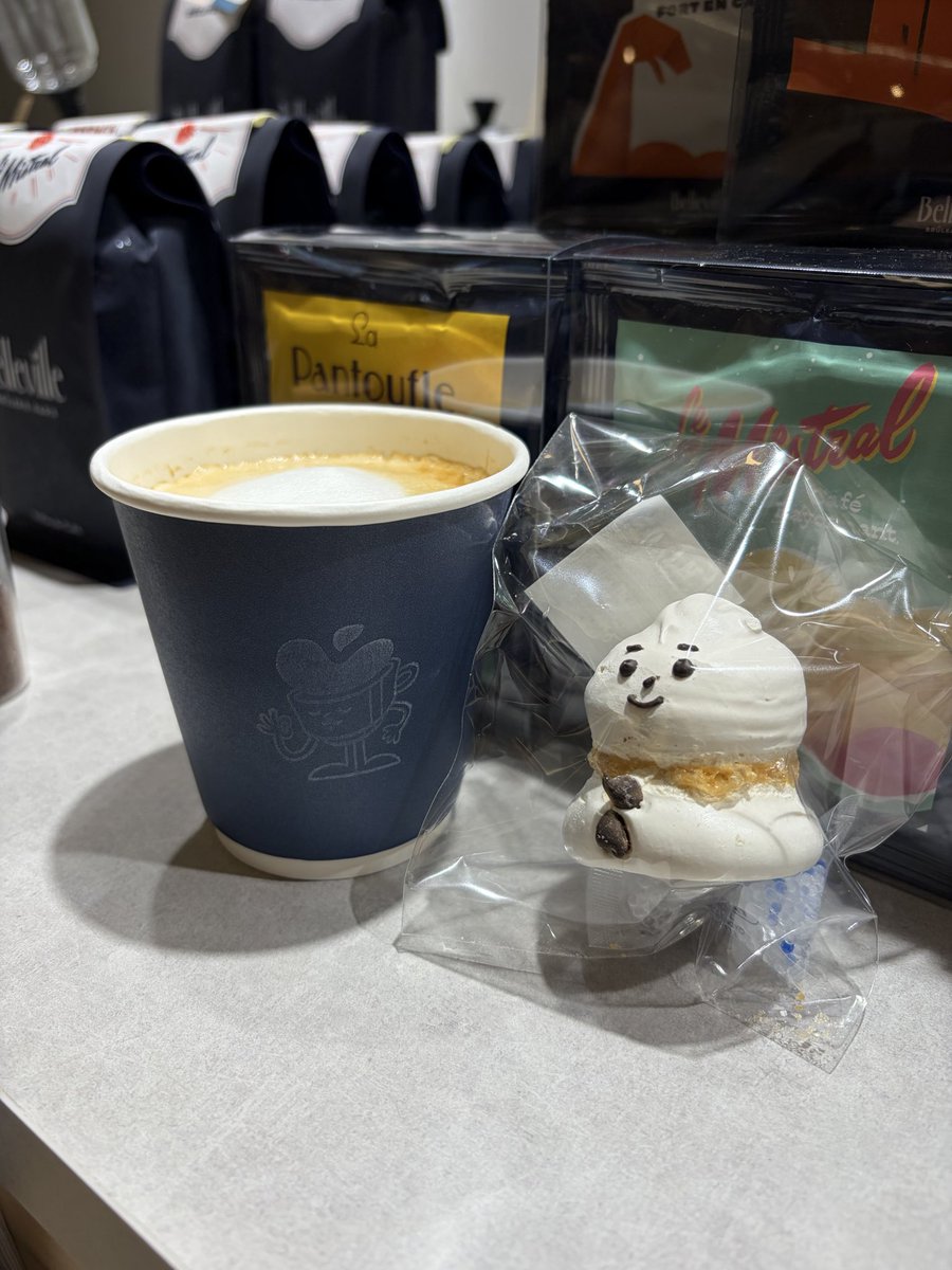 cafesnap_me's tweet image. 新静岡・セノバで開催中のCOFFEE HOPPING！ 最終週はフランス発のベルヴィル ブリュルリー トウキョウが出店しています！

催事限定のキャラメルラテは同じくフランス生まれのメゾン・ルルーのキャラメルを使用✨

ドリップバッグのパッケージは、代表のデイビッドさんが描いたアートも必見🎨