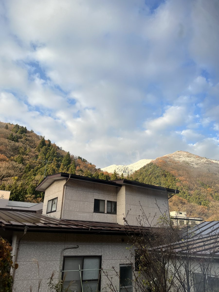miyamaso_moku's tweet image. 深山荘の前の山そこまで雪が、、昨夜は雨からみぞれでしたよ。
タイヤ冬装備よろしくお願いします。
12月13日土曜日萩ちゃんDAY募集です。
寒いけどほっこり🥳にいらしてください。
それから2月萩誕前後1週間の宿泊者を募集開始します🙇‍♀️