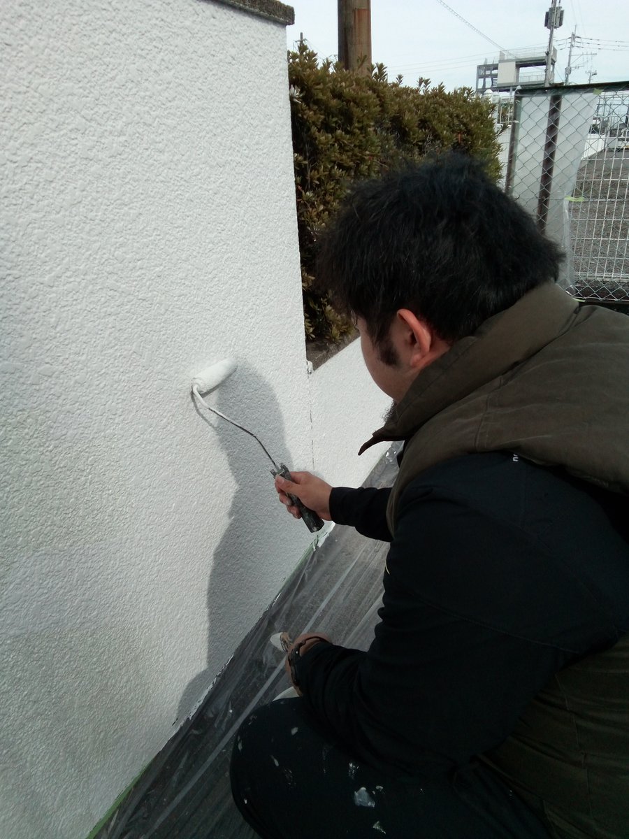 miyakun525583's tweet image. 今日は建築塗装科の訓練日です。当校の外壁 ブロックをを塗装する実習を行いました。下地処理は前回で済ませていたので今日は刷毛やローラーを使い新しい塗料を丁寧に塗装。まるで新しく作った様な完璧な仕上がりです(^▽^)/　ありがとうございました。＃建築塗装