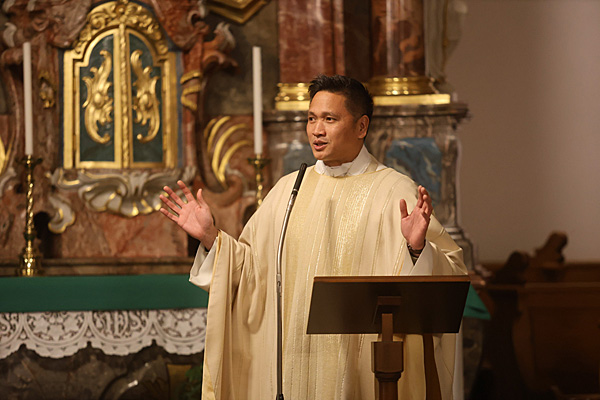 Ein Mantel voller Hoffnung: Hoch-Oben-Gottesdienst am Frauenberg - osthessen-zeitung.de/einzelansicht/…