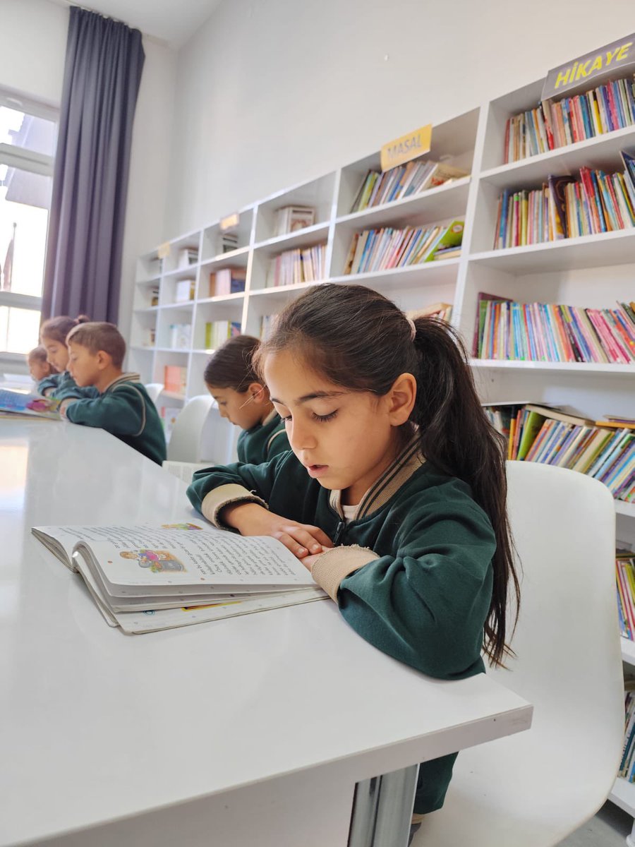 📚✨ Okuma saatimiz günün en keyifli zamanı!
Her gün düzenli olarak kitaplarımızı açıyor, sayfaların arasında yepyeni dünyalara yolculuk ediyoruz. 🌍