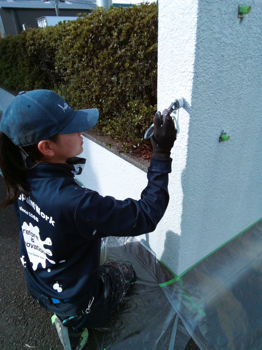 miyakun525583's tweet image. 今日は建築塗装科の訓練日です。当校の外壁 ブロックをを塗装する実習を行いました。下地処理は前回で済ませていたので今日は刷毛やローラーを使い新しい塗料を丁寧に塗装。まるで新しく作った様な完璧な仕上がりです(^▽^)/　ありがとうございました。＃建築塗装