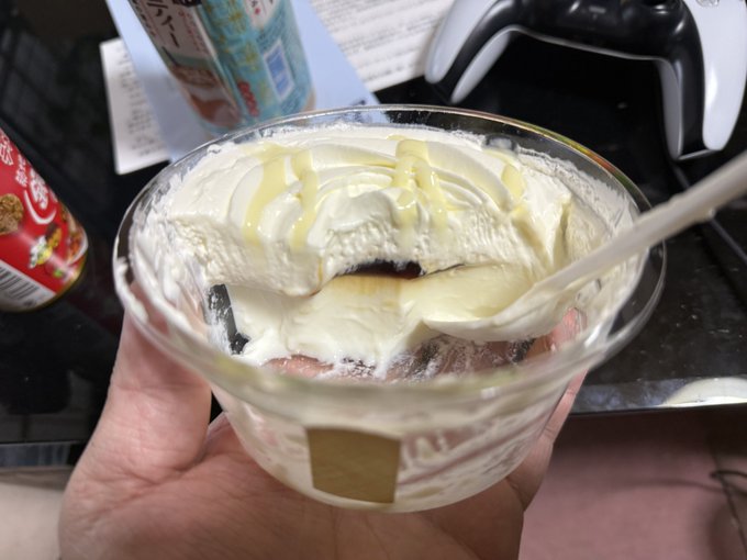 このミルクプリン(ザワ…ザワ…)
忍ばせてる…ッ(ザワ…ザワ…)
カラメルを…ッ(ザワ…ザワ…)
生クリームとミルクプリンの中間に〜〜ッッ(ザワ…ザワ…) 