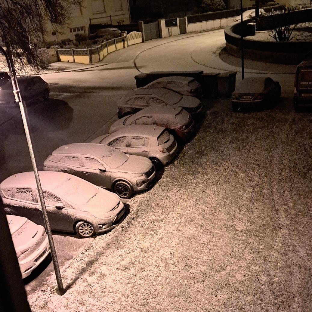 Meteovilles's tweet image. ❄️ La #neige s'invite en #Lorraine ce matin du mercredi 19 novembre 2025, surtout sur les hauteurs du nord de la région où il fait 0°C. Ici, les sols sont blanchis à #Longwy. (photo Tatie Cathy)