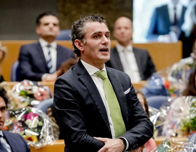 fuckroeper's tweet photo. Ik hoorde dat van der Lee nu echt wel doorheeft dat hij niet gepruimd wordt en Den Haag beter kan verlaten.
Hij zou interesse hebben in een Oxfam ambassadeursschap op Haïti maar dat kan ook een gerucht zijn. #vanderLee https://t.co/jFCdT6Es0n