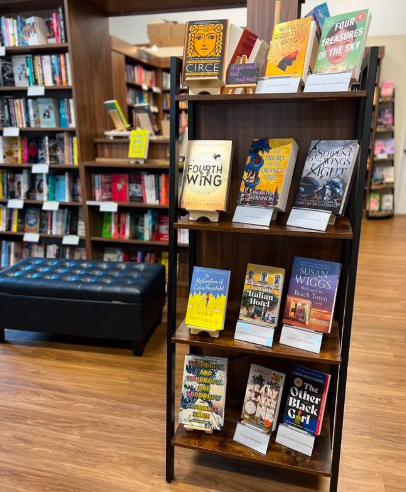 MarieBostwick's tweet photo. Love my local indie bookstore! They’ve got SUCH great shelf displays! 
Invitation Bookshop 🥰 https://t.co/uxMe3IHw7O