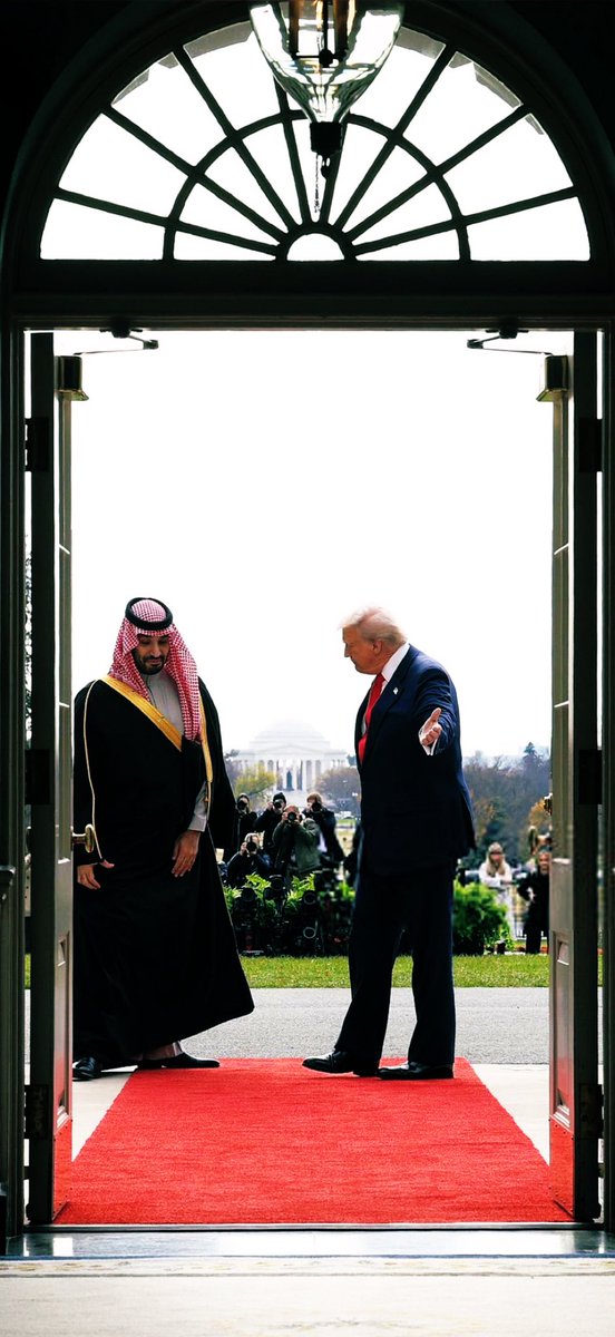 mujtahid_i's tweet image. عشت في العراق والخليج والغرب دهرا .... ما لمسته واقعا لا ينازع العرب والخليجبين والعراقيين في الكرم احد وبالتأكيد هي صفة لا يعرفها الغربي ولا يتقنها الغرب.... لكن ترامب بسنين قليلة ومن شدة اعجابه بالعرب وصفاتهم صار كريما....
البيت الابيض ارتدى ابهى مظاهر الحفاوة والكرم لزيارة…