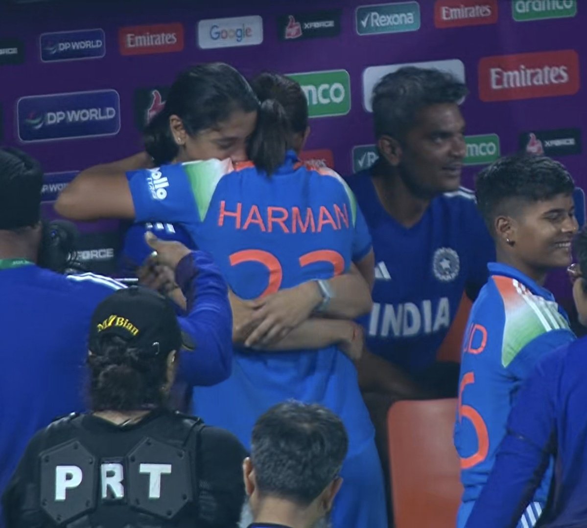 timepasshai's tweet image. Ain&apos;t nobody stealing harman from you bro chill out 😭😭