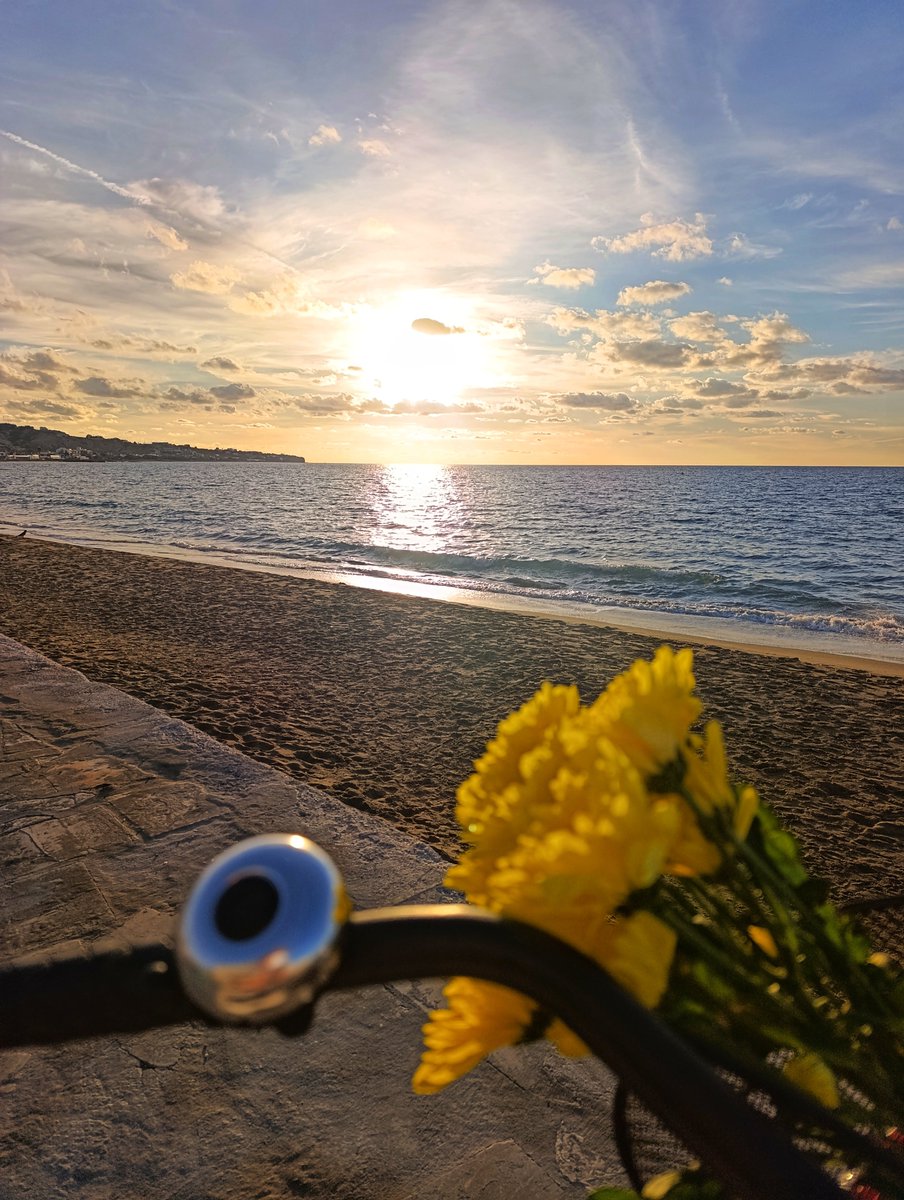 Δεν ξέρουμε πόσο σημαντική είναι η καθημερινότητα μας 🫶 

Μόνο όταν κάτι σοβαρό την ανατρέψει....

youtu.be/EOFkY_4TsWY?si…

Μια καλημέρα ένα χαμόγελο 
ένα τραγούδι 🫶 🙏 🫶 
Την αγάπη μου και 
τα φιλιά μου 💋