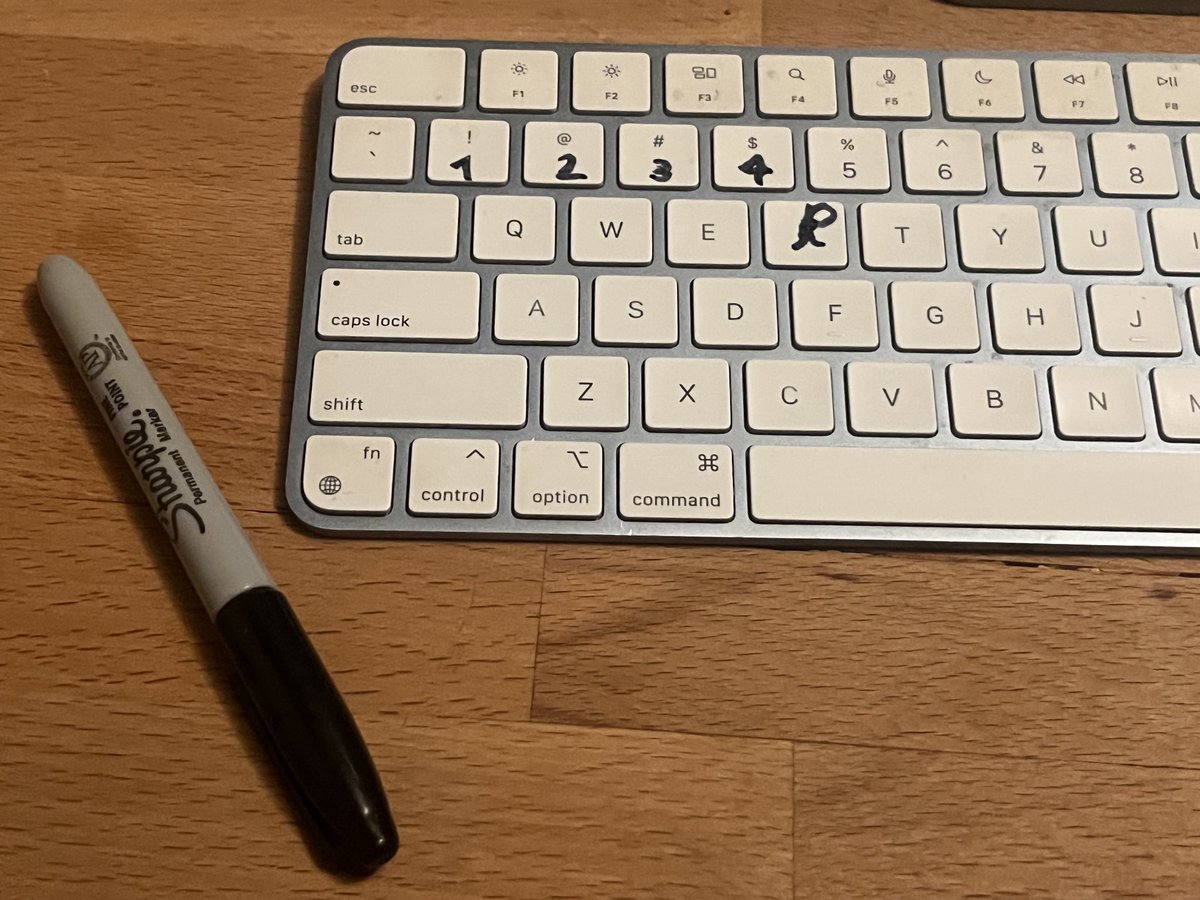 아, 내 신뢰할 수 있는 동료 중 한 명이 내 키보드를 읽기 쉽게 만드는 작업을 시작한 것 같아요.