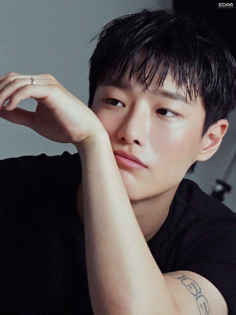 c_woodzofficial's tweet image. [📬]

2026년이 기다려지는 이유
The reasons I'm looking forward to 2026

🔗 blog.naver.com/edament/224081…

#WOODZ #우즈
#시즌그리팅 #2026SEASONSGREETINGS