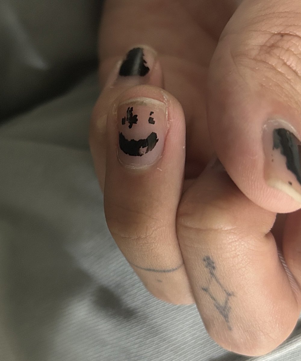 251119 [💭] 3.39 PM

*📸

doesn't it kind of look like pierrot's smile?