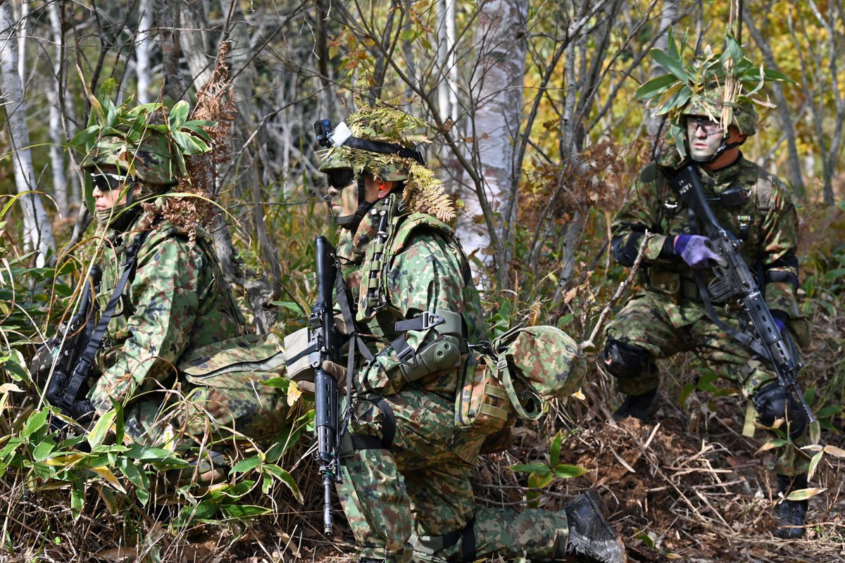 北部方面航空隊で実施された戦闘教練の様子です。隊員個々の偽装能力が高く、隊員が茂みに入るとほとんど見えません！