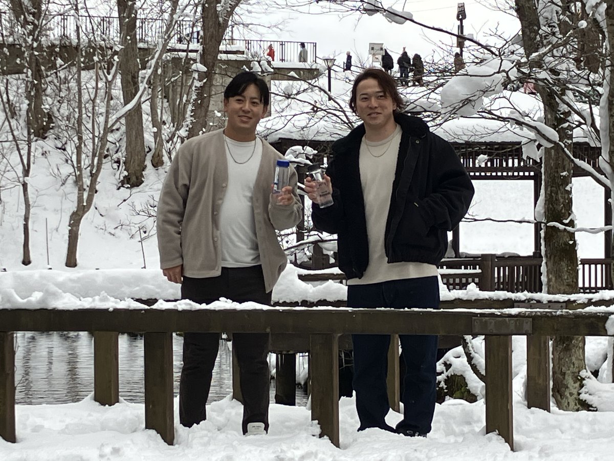 FightersPR's tweet image. #北海道応援大使プロジェクト

#生田目翼 投手 と #河野竜生 投手 はふきだし公園にある道の駅「名水の郷きょうごく」も堪能✨

京極町のイメージキャラクターゆうくん・すいちゃんのクリアボトルで名水百選に選ばれた「羊蹄のふきだし湧水」を味わいました🚰

#lovefighters
