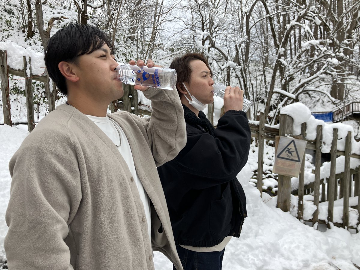 FightersPR's tweet image. #北海道応援大使プロジェクト

#生田目翼 投手 と #河野竜生 投手 はふきだし公園にある道の駅「名水の郷きょうごく」も堪能✨

京極町のイメージキャラクターゆうくん・すいちゃんのクリアボトルで名水百選に選ばれた「羊蹄のふきだし湧水」を味わいました🚰

#lovefighters