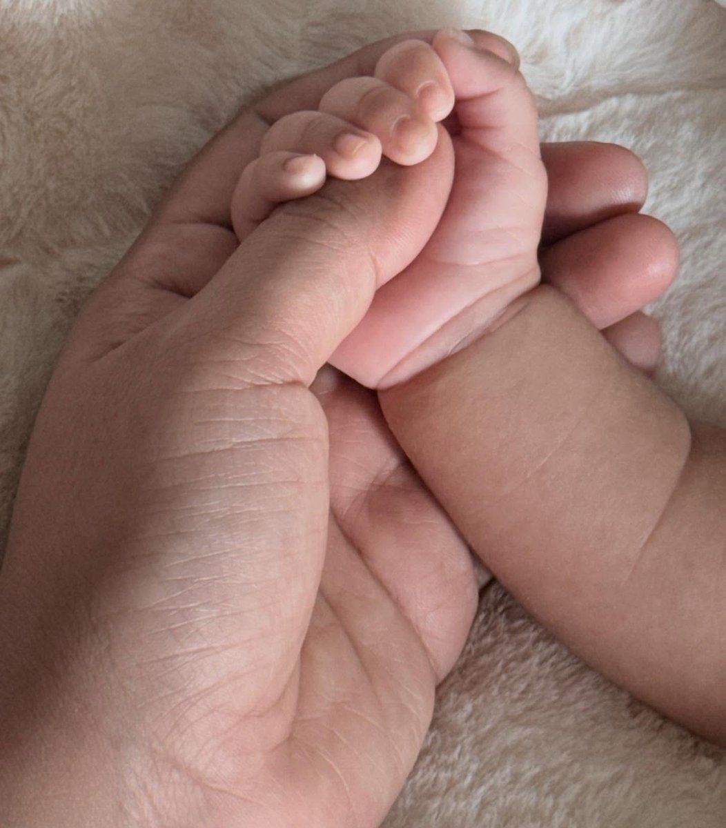 indiaforums's tweet image. Sshura Khan And Arbaaz Khan share the first glimpse of baby girl Sipaara Khan! “The tiniest hands and feet, but the biggest part of our hearts.” ❤️❤️
.
.
.
#IF #IndiaForums #SipaaraKhan #ArbaazKhan #SshuraKhan #BabyGirl