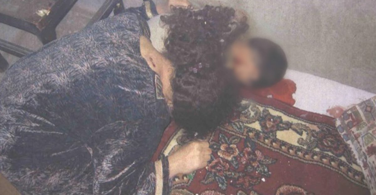 othmanmhmmadr's tweet image. بمثل هذا اليوم 11/19/ 2005

مجزرة مدينة حديثة

جنود أميركيون يُنفذون عمليات إعدام بحق عراقيين داخل منازلهم، في مدينة حديثة غربي العراق

أسفرت الجريمة عن استشهاد 24 عراقياً بينهم 10 نساء وأطفال أحدهم رضيع مع أمه و5 طلاب تم إنزالهم من سيارتهم وقتلهم بالشارع