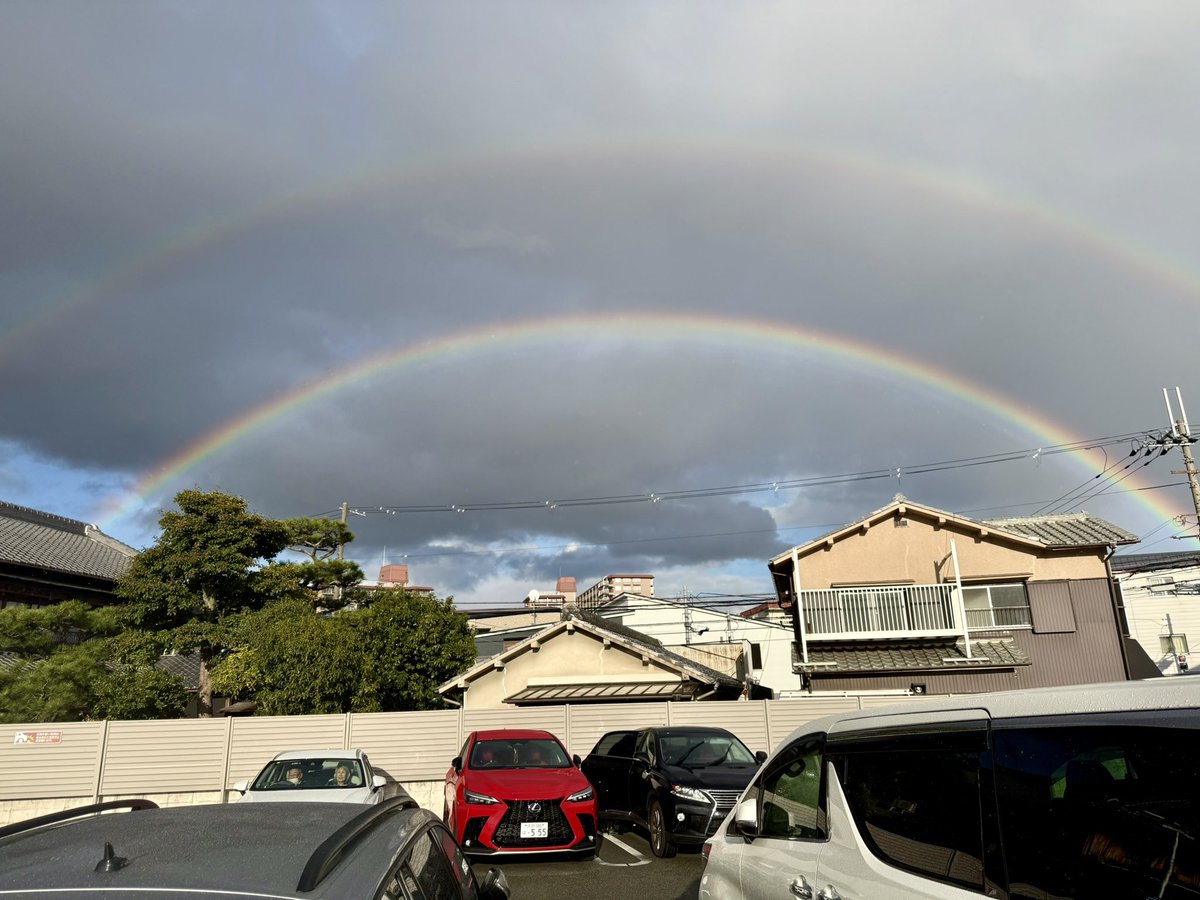 今日は晴天からしぐれて虹が。 ダブルレインボー🌈