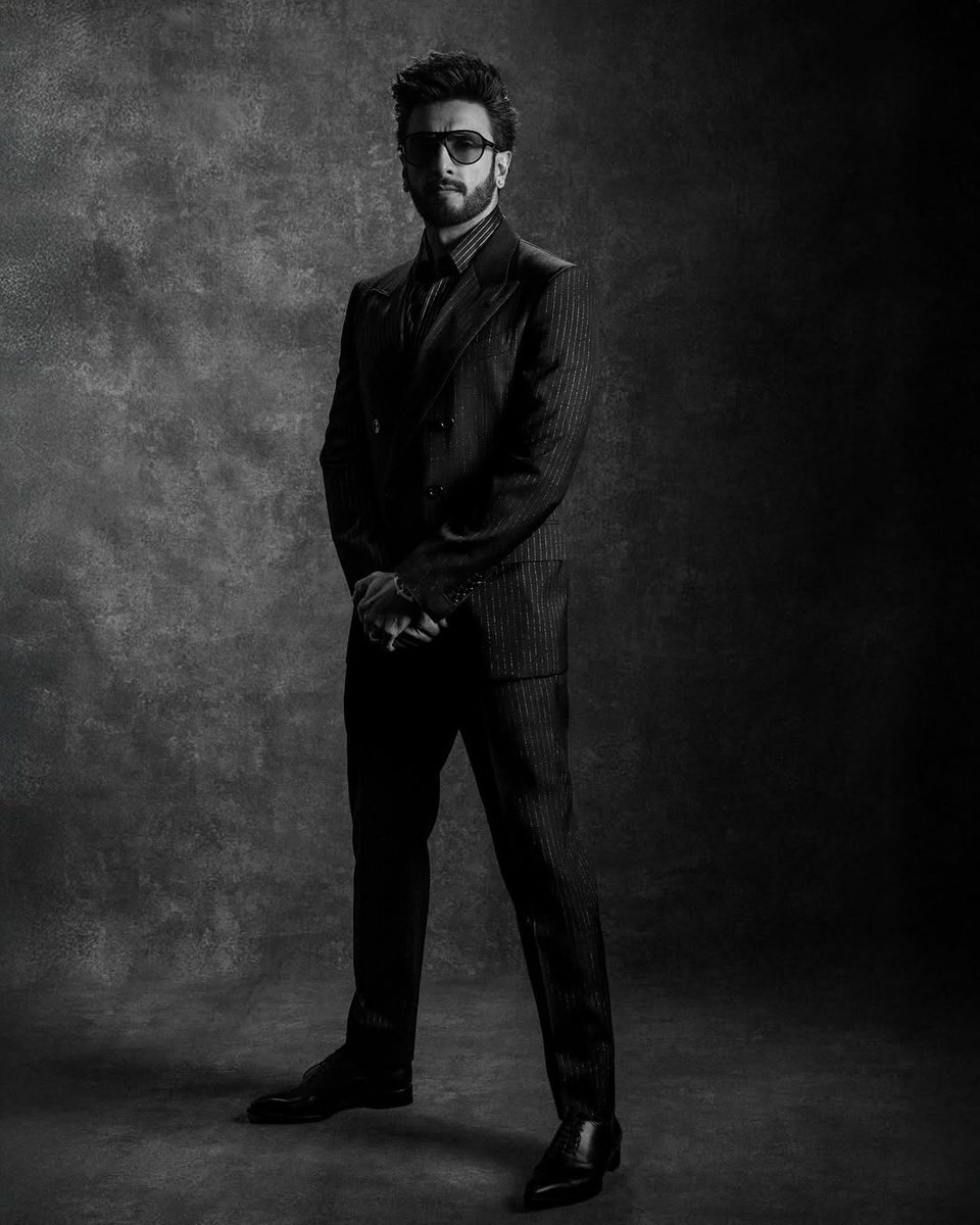 filmfare's tweet image. #RanveerSingh looks absolutely classy and chic in a stunning formal fit. 🤌🏻✨

#Celebs