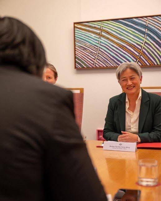 17 Nov 2025, Canberra – FM Daw Zin Mar Aung met Australian FM Penny Wong for a productive discussion on #Myanmar’s political developments, humanitarian needs, transnational crimes, and regional stability.
The NUG appreciates Australia’s support for human rights and democracy.