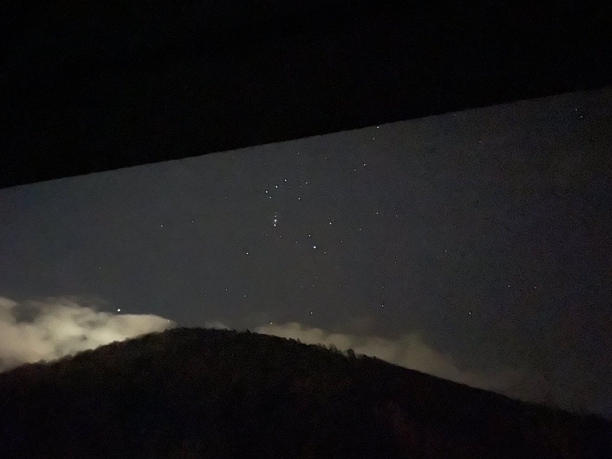 Quand tu te réveilles en pleine nuit et que tu jettes un coup d'œil par la fenêtre de la salle de bain ✨❄️🇨🇭