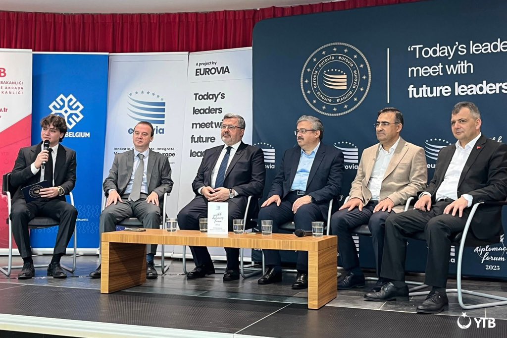 yurtdisiturkler's tweet image. “Meslekte Birlik: Gençlik ve Diplomasi Buluşması” #Brüksel’de düzenlendi.

#YTB Genç Destek Proje Programı kapsamında desteklediğimiz Eurovia Derneği’nin ev sahipliğinde, bugünün liderlerini geleceğin liderleriyle buluşturmayı amaçlayan etkinlikte;

🔸AB Daimi Temsilcimiz…