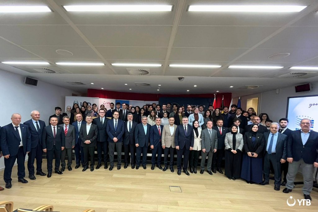 yurtdisiturkler's tweet image. “Meslekte Birlik: Gençlik ve Diplomasi Buluşması” #Brüksel’de düzenlendi.

#YTB Genç Destek Proje Programı kapsamında desteklediğimiz Eurovia Derneği’nin ev sahipliğinde, bugünün liderlerini geleceğin liderleriyle buluşturmayı amaçlayan etkinlikte;

🔸AB Daimi Temsilcimiz…