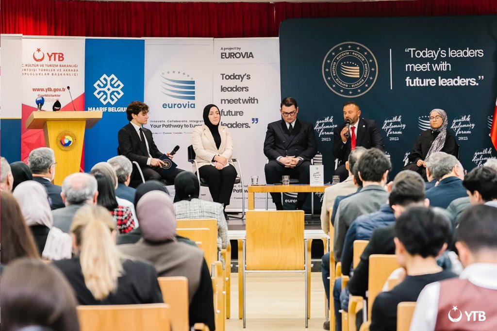 yurtdisiturkler's tweet image. “Meslekte Birlik: Gençlik ve Diplomasi Buluşması” #Brüksel’de düzenlendi.

#YTB Genç Destek Proje Programı kapsamında desteklediğimiz Eurovia Derneği’nin ev sahipliğinde, bugünün liderlerini geleceğin liderleriyle buluşturmayı amaçlayan etkinlikte;

🔸AB Daimi Temsilcimiz…