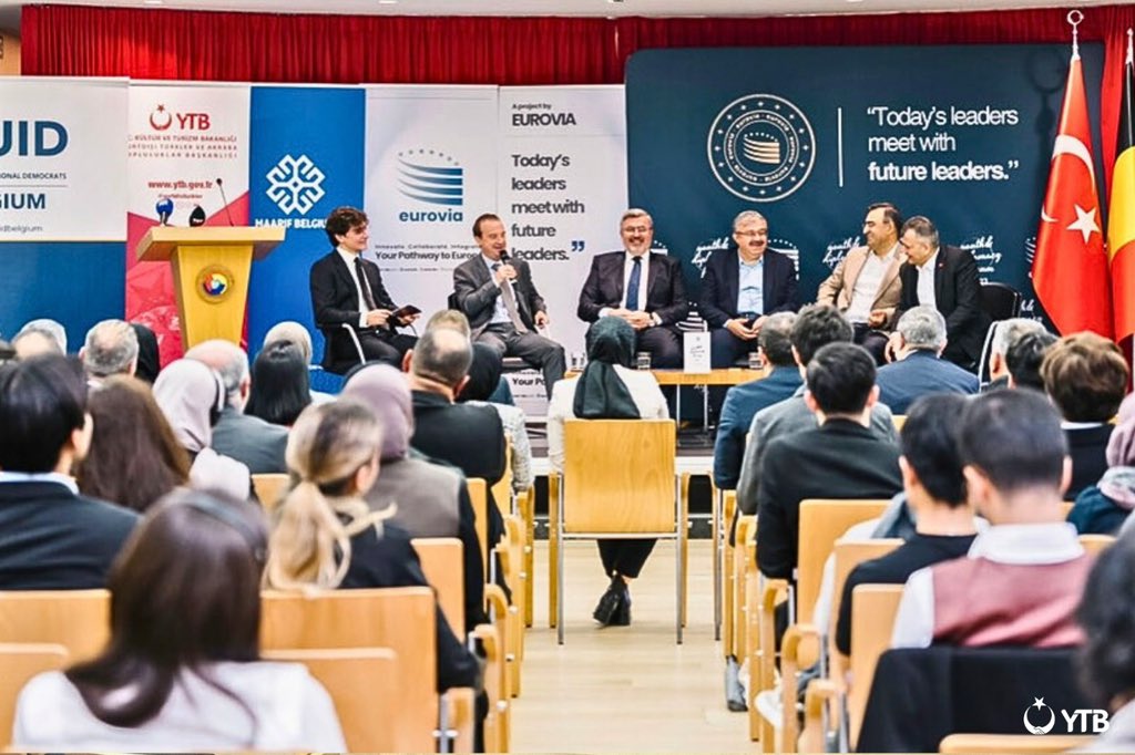 yurtdisiturkler's tweet image. “Meslekte Birlik: Gençlik ve Diplomasi Buluşması” #Brüksel’de düzenlendi.

#YTB Genç Destek Proje Programı kapsamında desteklediğimiz Eurovia Derneği’nin ev sahipliğinde, bugünün liderlerini geleceğin liderleriyle buluşturmayı amaçlayan etkinlikte;

🔸AB Daimi Temsilcimiz…