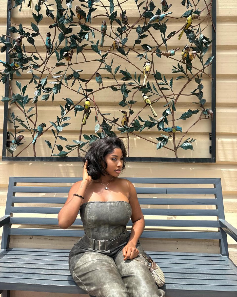 itsAvaSparkles's tweet photo. Too glam to give a damn 🖤✨ https://t.co/U7WMgAK7XW