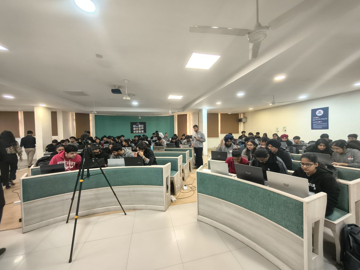 coderkavyag's tweet image. the @devlearn_com event day !