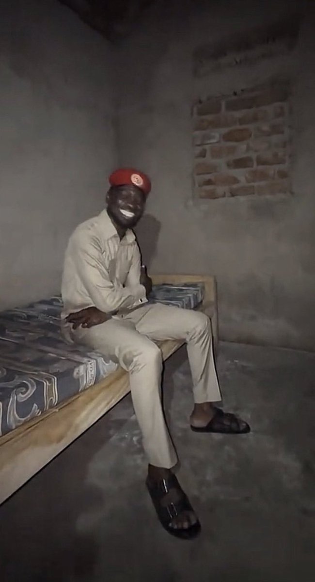 AsiimireDebbie's tweet image. Bobi wine has really sacrificed a lot for Ugandans,imagine he left his mansion and decided to sleep in such a room because of us