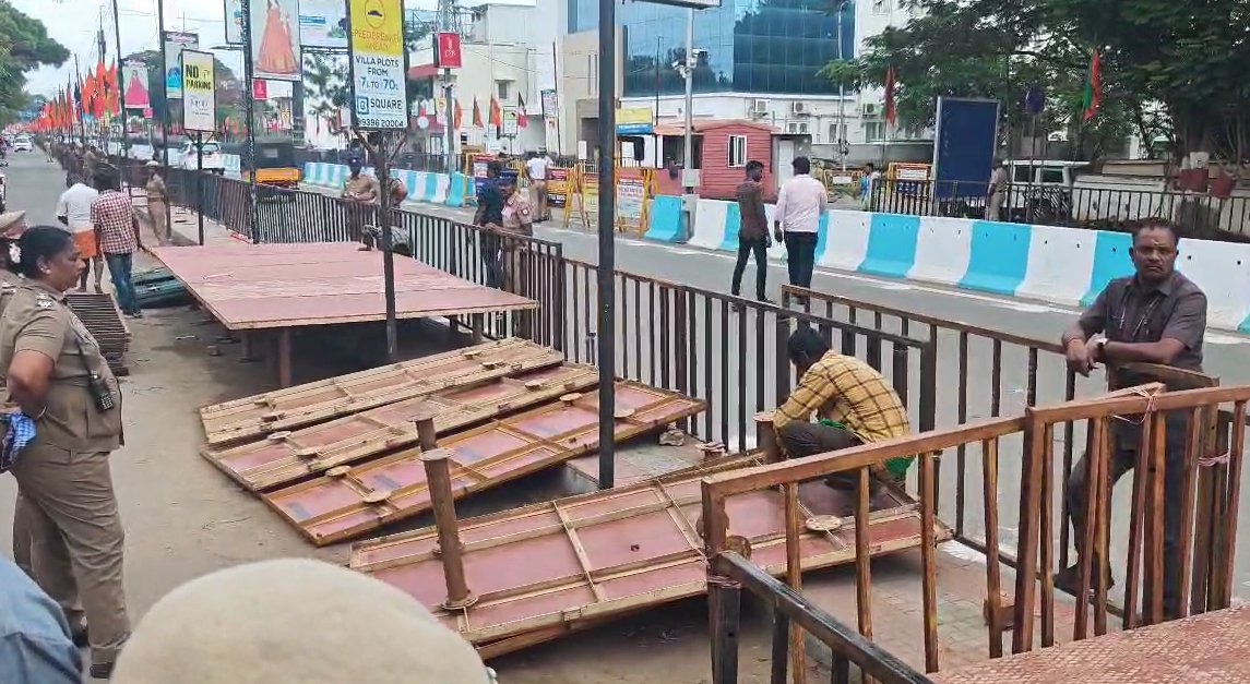 sunnewstamil's tweet image. #NewsUpdate | கோவை விமான நிலையம் அருகே பிரதமர் மோடியை வரவேற்க பாஜகவினர் அமைத்திருந்த மேடை பாதுகாப்பு காரணங்களால் அகற்றம்

தடுப்புகளை ஒட்டி அமைக்கப்பட்ட மேடையை அகற்ற, எஸ்.பி.ஜி. பாதுகாப்பு படையினர் உத்தரவிட்டதை தொடர்ந்து மேடை அகற்றப்படுகிறது

#SunNews | #PMModi | #Coimbatore |…