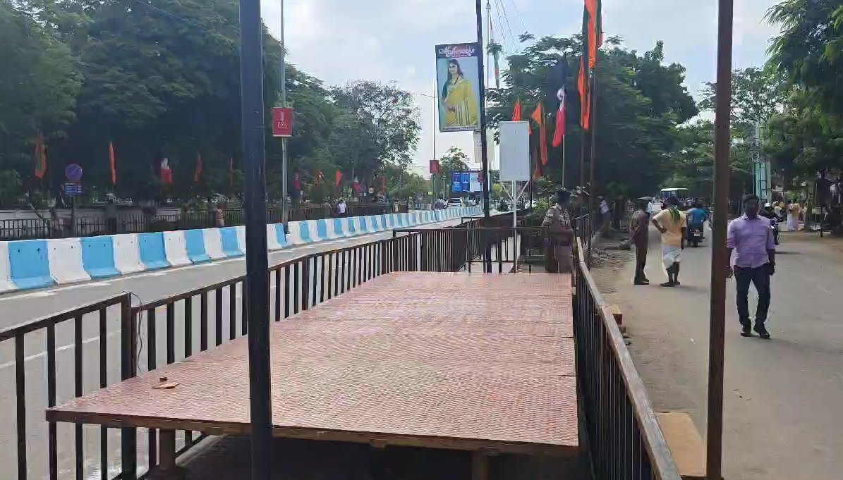 sunnewstamil's tweet image. #NewsUpdate | கோவை விமான நிலையம் அருகே பிரதமர் மோடியை வரவேற்க பாஜகவினர் அமைத்திருந்த மேடை பாதுகாப்பு காரணங்களால் அகற்றம்

தடுப்புகளை ஒட்டி அமைக்கப்பட்ட மேடையை அகற்ற, எஸ்.பி.ஜி. பாதுகாப்பு படையினர் உத்தரவிட்டதை தொடர்ந்து மேடை அகற்றப்படுகிறது

#SunNews | #PMModi | #Coimbatore |…