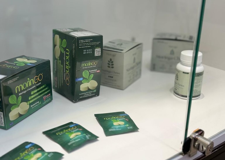 UPMLibrary's tweet image. 🛍️ Jualan Produk Eksklusif!
Sempena pameran, terdapat jualan produk dari rakan kolaborasi.

✨ Produk yang dipamerkan &amp;amp; dijual:
• Losyen anti nyamuk
• Mandian terapi
• Mini pot
• Produk moringa
• Dan banyak lagi!

#PSASKnowledgehub #UPMKnowledgehub #UPMlibrary #DiscoverPSAS