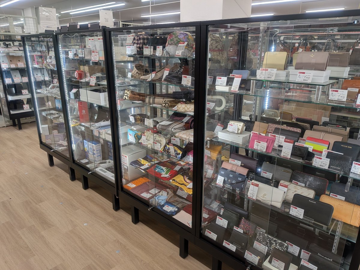 wattmann_cgs's tweet image. ワットマンBLiX茅ヶ崎店　オープンまであと８日✨
３つの業態「スタイル👚」「テック💻」「カメラ📷」が一緒に楽しめる店舗となっております👍
本日は建物の外観の一部と「スタイル」の売場を公開します❗️
明日以降も写真を公開しますのでお楽しみに😄