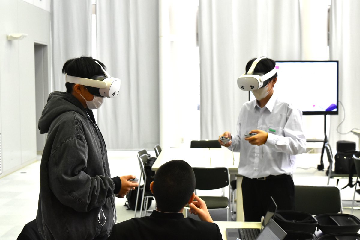 MITANISANGYO's tweet image. 11月18日（火）、金沢市立兼六中学校2年生の約40名が、当社 金沢本社へ職場見学に来社。VRゴーグルを使った仮想空間体験やフロア見学、当社の若手メンバーとの座談会などを実施しました。…