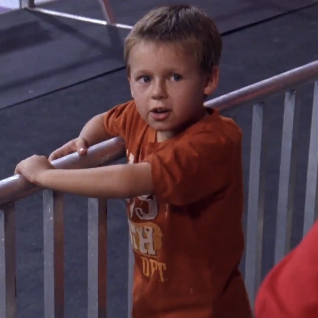 sethmner's tweet image. owen: oi jamie, tudo bem?
jamie: desculpe owen, eu sou amigo da brooke

a surra na peyton não para