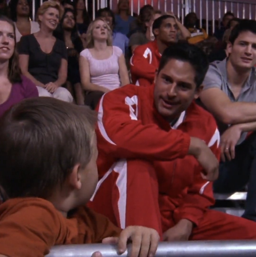 sethmner's tweet image. owen: oi jamie, tudo bem?
jamie: desculpe owen, eu sou amigo da brooke

a surra na peyton não para