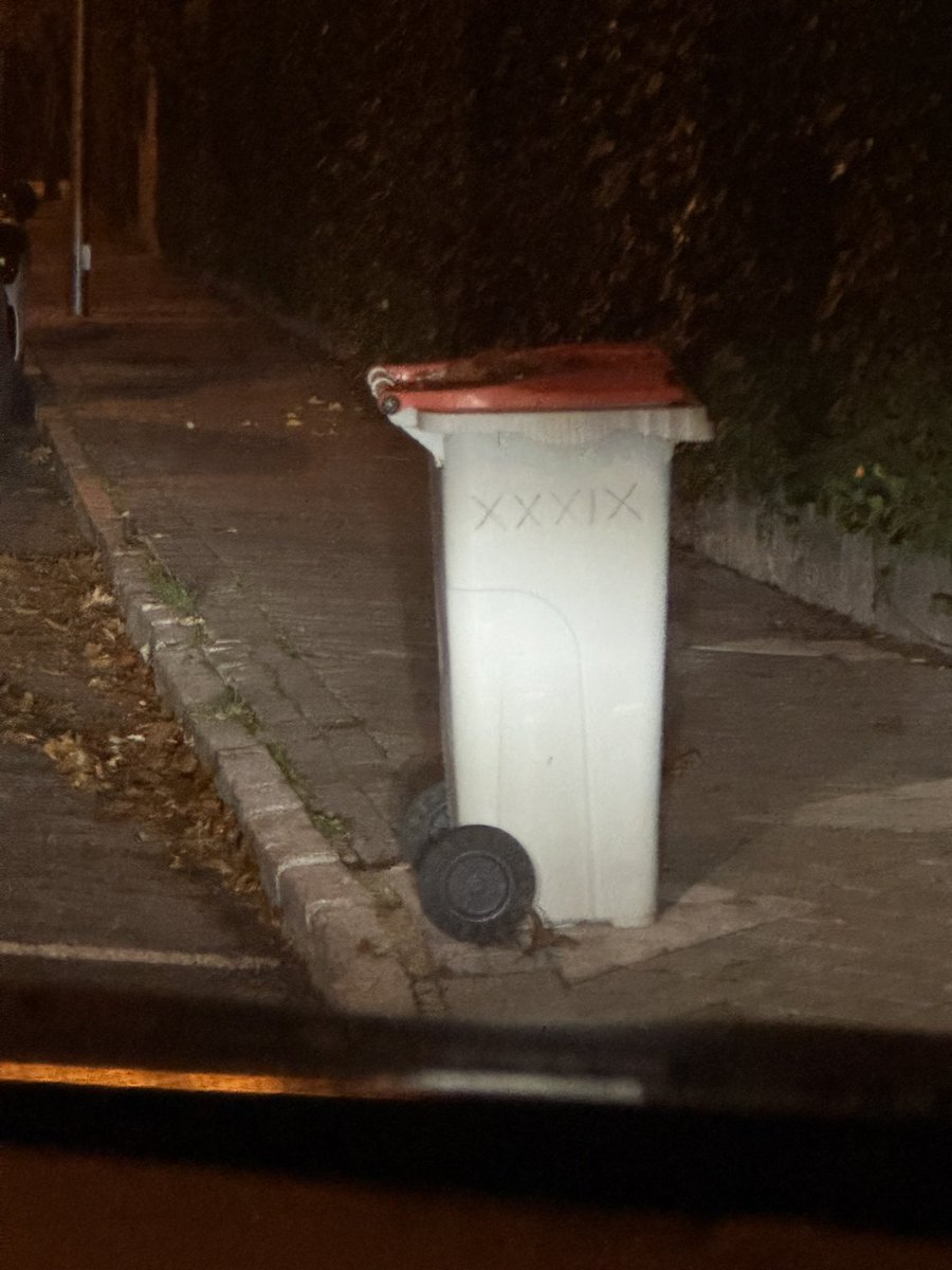 El compañero que se tatuó el número de promoción y ha caído en un boquete bíblico después de jurar 🤣