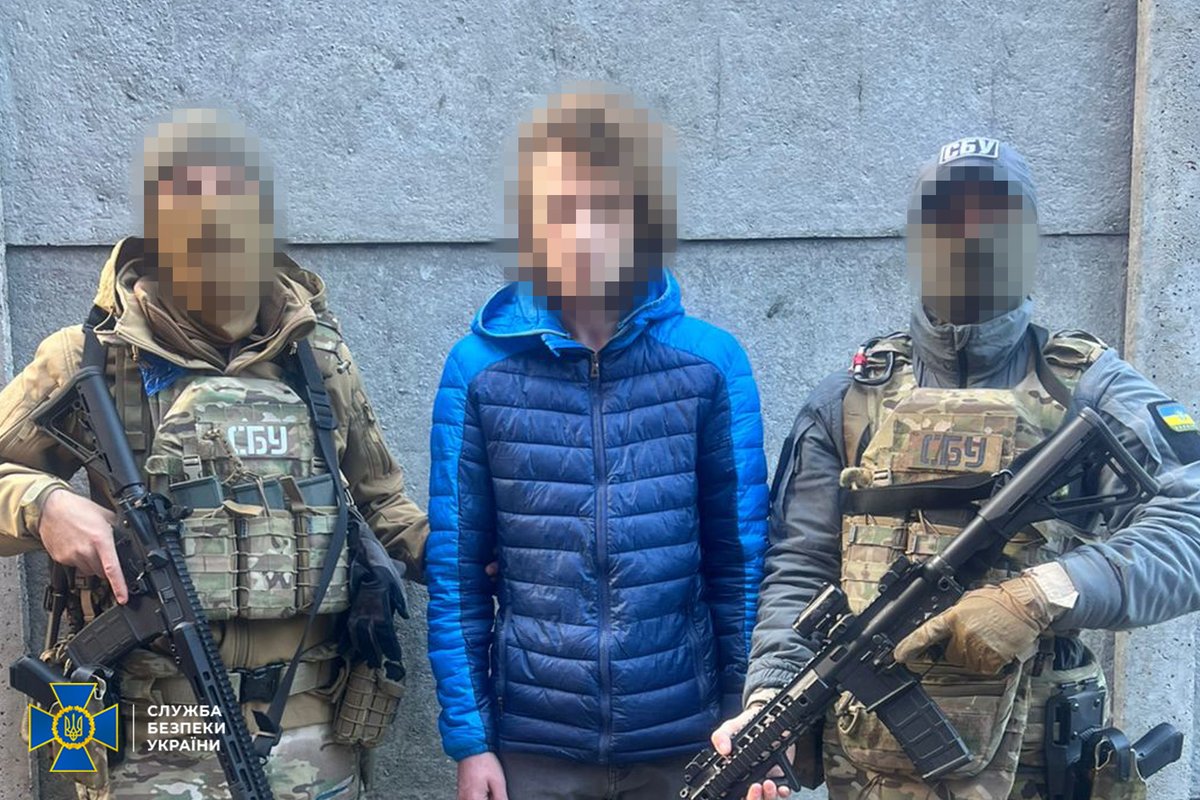 СБУ затримала інформатора фсб, який наводив російські удари по позиціях українських дронарів у Костянтинівці

➡️ ssu.gov.ua/novyny/sbu-zat…