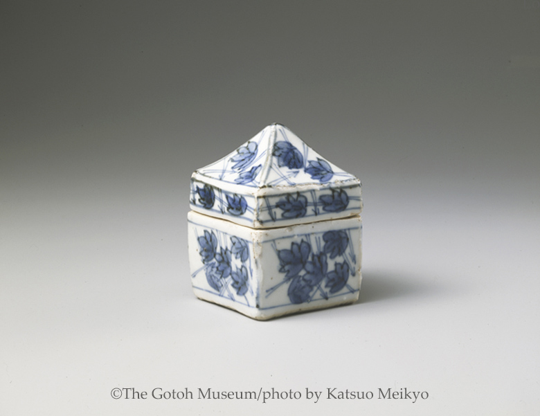 展示室より】「特別展 古染付と祥瑞」にて「古染付辻堂香合」（明時代