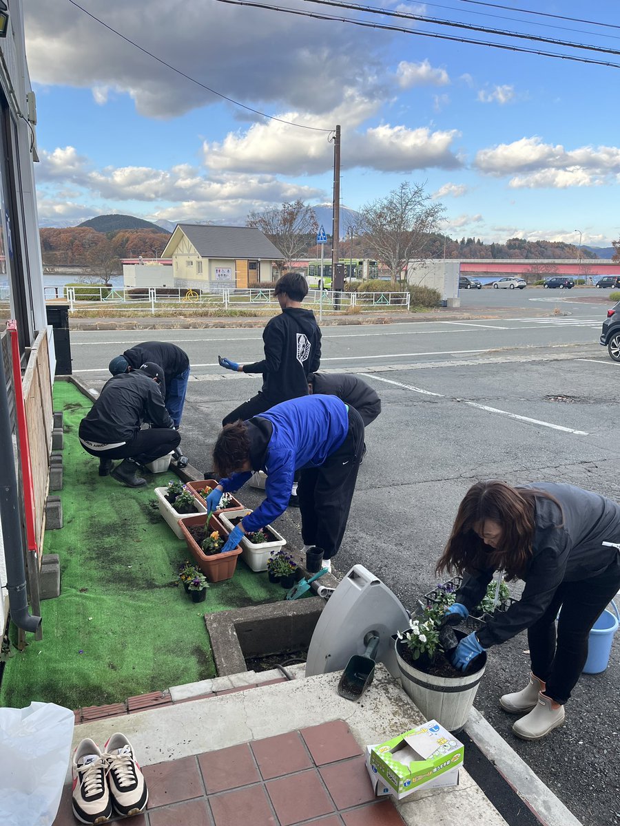 盛岡つなぎ温泉観光協会 さまと花壇の花植えを行いました🌷🤍 #深堀隼