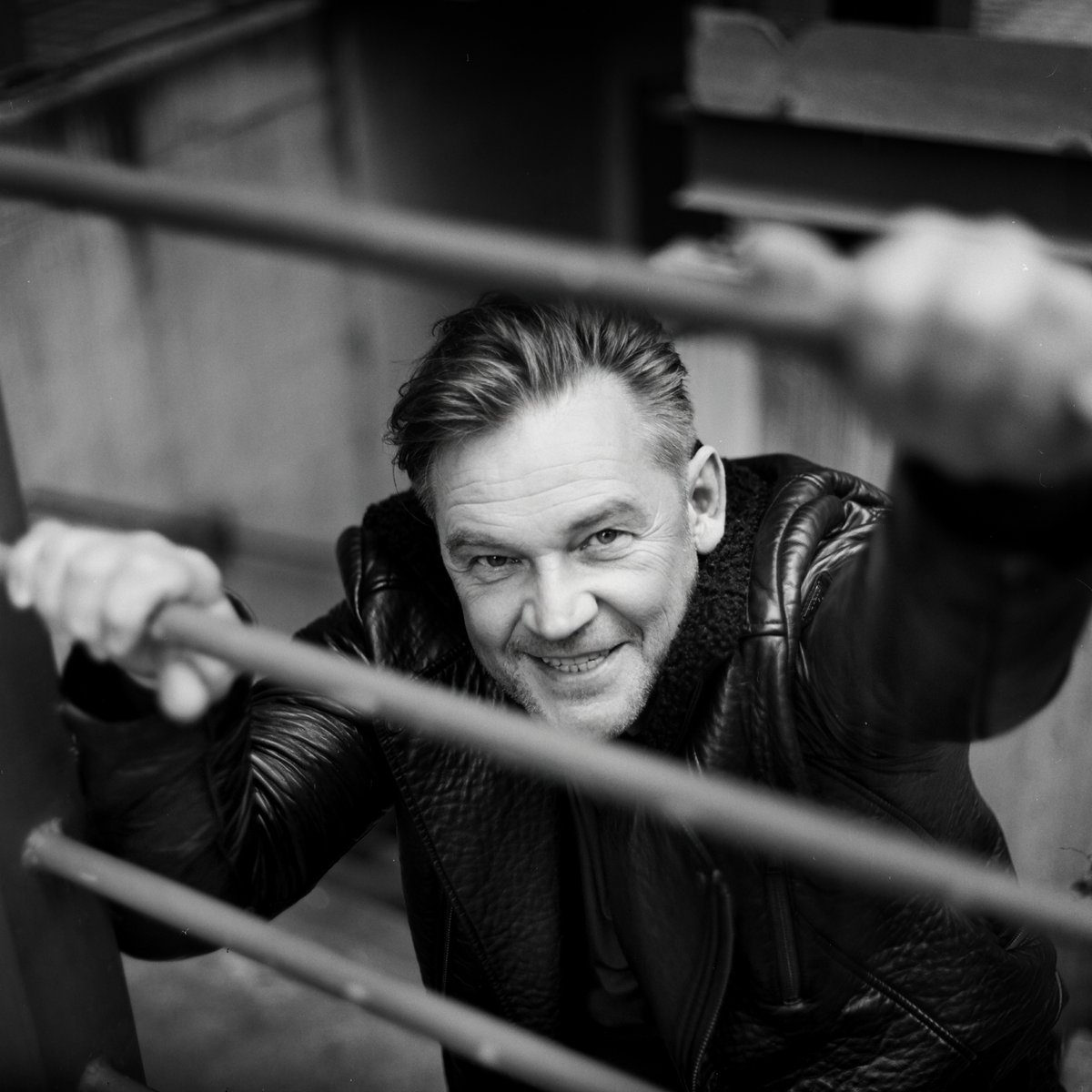 anywherepl's tweet photo. #ALBUM #AnywhereIssue
Hello 👋 Oto album z wszystkimi fotkami Ireneusza Czopa. Naszego gościa oglądacie w obiektywie Michała Buddabara 📸 Koniecznie dajcie nam znać jak podoba się Wam ta sesja i czy tak jak my czekacie na premierę filmu „Zapiski śmiertelnika” - w kinach już od 30 stycznia 2026! 🎬

@galapagos_films