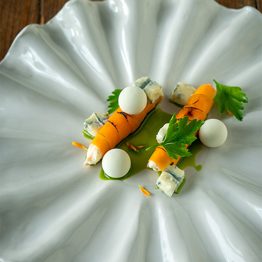 A croissant… but not as you know it. 🥐 Proof that an appetizer can be refined and surprising: sweet potato rolls with Parma ham, gorgonzola and homemade lovage oil. Small, fresh, flavor-packed. ✨ bit.ly/4pdG9MF #RecipeOfTheDay