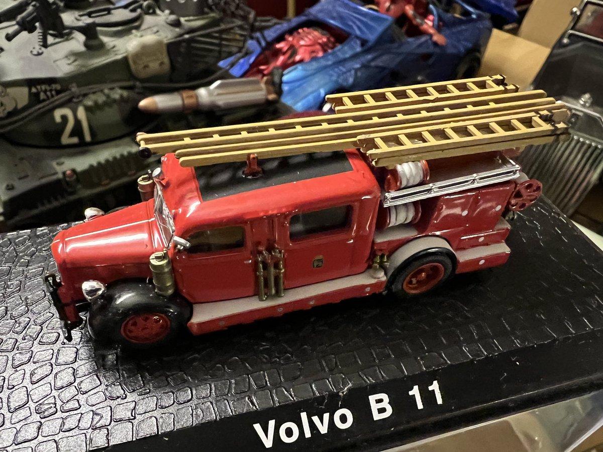 Godmorgon! Bilbatteriet dött förstås men i letandet efter batteriladdaren i garaget hittar jag lite annat kul.

#Brandbilsmogon #Brandbilensdag #Jagharförmycketgrejer