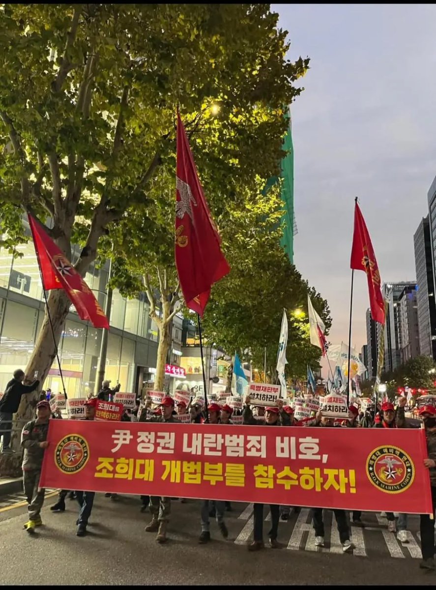 JordanCurry230's tweet image. 어느 정부에서도 해병대 전우회는 극보수에 가까운 스탠스를 취하는 집단이었음. 

근데 그 해병대 전우회가 소위 말하는 보수인 윤석열 정부에 등을 돌렸음. 채해병 사건 이후로..

진짜 윤석열은 대단한 것 같아..그 누구도 해내지 못했던 것들을 척척 해냈다니까 ㅋㅋㅋㅋㅋ