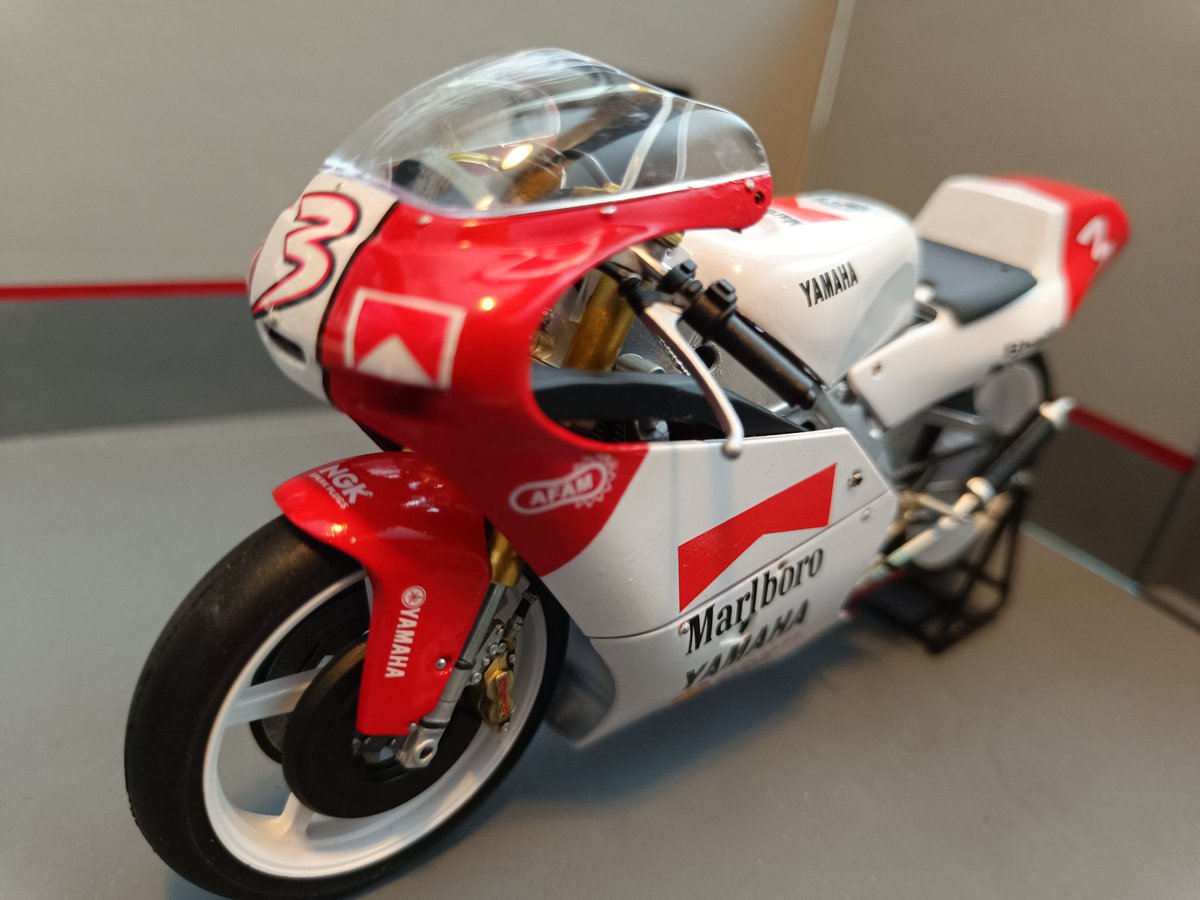Finiquitada la otra TZ con la decoración del Yamaha Marlboro. No es ninguna réplica, simplemente me pareció buena idea darle color.
Vamos a por la siguiente🤓
#tamiya #yamaha #tz250 #scalemodelbike #scalemodel #scalemodeling #modeler #models